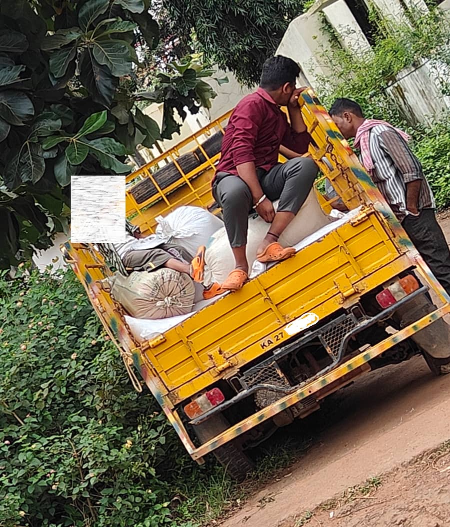ಹಾವೇರಿ ಜಿಲ್ಲೆಯ ಶಿಗ್ಗಾವಿ ತಾಲ್ಲೂಕಿನ ಕುಂದೂರು ಗ್ರಾಮದ ನ್ಯಾಯಬೆಲೆ ಅಂಗಡಿ ಬಳಿಯೇ ಪಡಿತರದಾರರಿಂದ ಅಕ್ಕಿ ಖರೀದಿಸಿ ವಾಹನದಲ್ಲಿ ತುಂಬಿಸಿಟ್ಟಿರುವುದು
