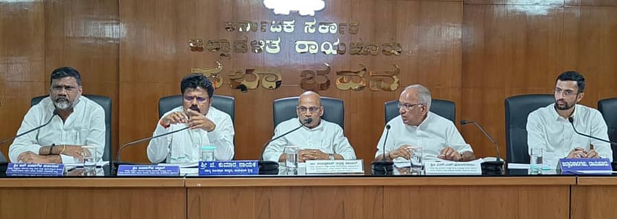 ರಾಯಚೂರು ನಗರದ ಜಿಲ್ಲಾಧಿಕಾರಿ ಕಚೇರಿ ಸಭಾಂಗಣದಲ್ಲಿ ಶುಕ್ರವಾರ ಜಿಲ್ಲಾ ಉಸ್ತುವಾರಿ ಸಚಿವ ಡಾ.ಶರಣಪ್ರಕಾಶ ಪಾಟೀಲ, ಸಣ್ಣ ನೀರಾವರಿ ಸಚಿವ ಎನ್.ಎಸ್.ಬೋಸರಾಜು ಅಧಿಕಾರಿಗಳ ಸಭೆ ನಡೆಸಿದರು
