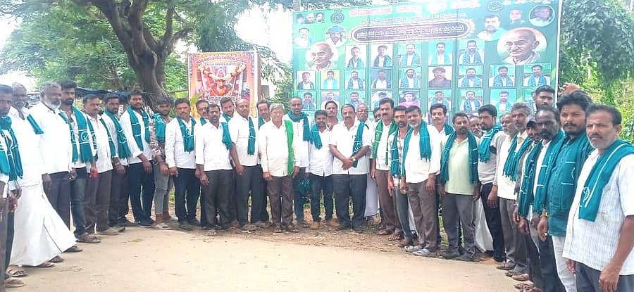 ಹುಣಸೂರು ತಾಲ್ಲೂಕಿನ ಕುಪ್ಪೆ ಗ್ರಾಮದಲ್ಲಿ ಶುಕ್ರವಾರ ರೈತ ಸಂಘದ ಶಾಖೆಯನ್ನು ಜಿಲ್ಲಾ ರೈತ ಸಂಘದ ಅಧ್ಯಕ್ಷ ಹೊಸೂರು ಕುಮಾರ್‌ ಉದ್ಘಾಟಿಸಿದರು.