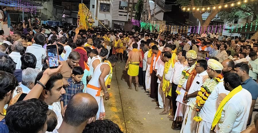 ಹಿರಿಯೂರಿನಲ್ಲಿ ಶುಕ್ರವಾರ ರಾತ್ರಿ ನಡೆದ ಏಳುಕೋಟಿ ಮೈಲಾರಲಿಂಗೇಶ್ವರಸ್ವಾಮಿ ದೇವರ ‘ಸರಪಳಿ ಪವಾಡ’ ಕಾರ್ಯಕ್ರಮದಲ್ಲಿ ಹಾಲುಮತದ ಮೂರು ಮನೆತನದವರು ಸರಪಳಿ ಎಳೆದರು