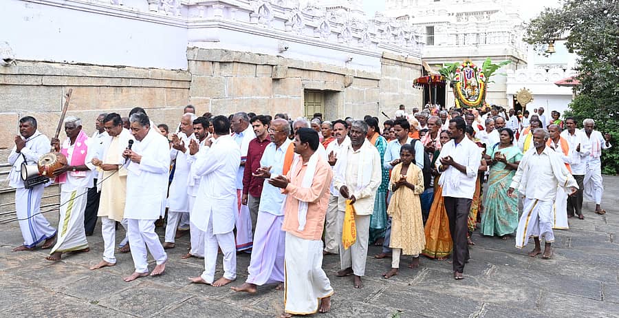 ಚಿಂತಾಮಣಿ ತಾಲ್ಲೂಕಿನ ಆಲಂಬಗಿರಿಯಲ್ಲಿ ಗುರುವಾರ ವಿಜಯದಶಮಿ ಪ್ರಯುಕ್ತ ಸಂಕೀರ್ತನಾ ಮೆರವಣಿಗೆ