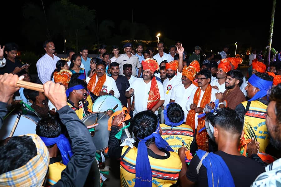 ಸೊರಬ ಪಟ್ಟಣದ ದಸರಾ ಉತ್ಸವದಲ್ಲಿ ಡೊಳ್ಳು‌ ಕುಣಿತಕ್ಕೆ ಹೆಜ್ಜೆ ಹಾಕಿದ‌ ಸಚಿವ ಮಧು‌ ಬಂಗಾರಪ್ಪ