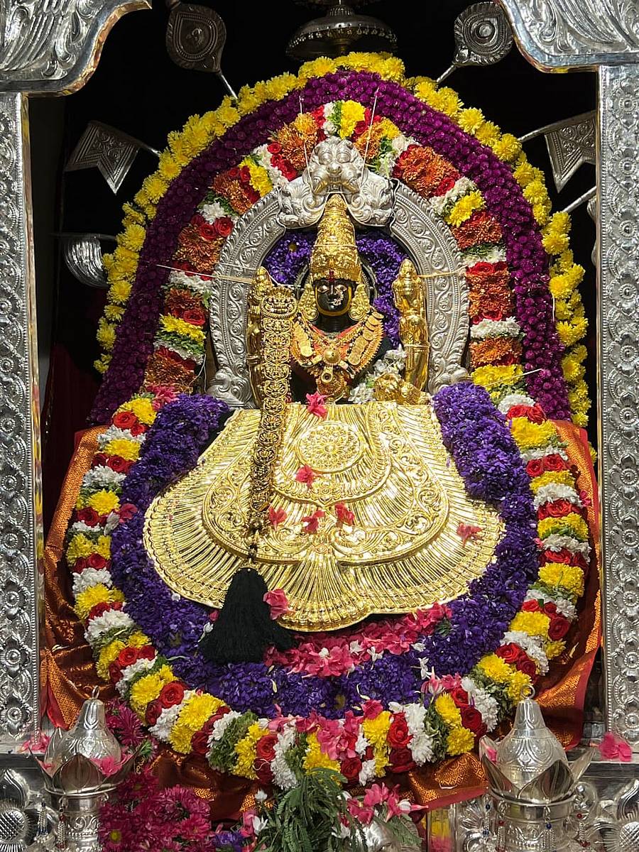 ಶ್ರವಣಬೆಳಗೊಳದ ಜೈನ ಮಠದ ಕ್ಷೇತ್ರದ ಅಧಿದೇವತೆ ಕೂಷ್ಮಾಂಡಿನಿ ದೇವಿಗೆ ಸ್ವರ್ಣದ ವಸ್ತ್ರದ ಅಲಂಕಾರ ಮಾಡಲಾಗಿತ್ತು