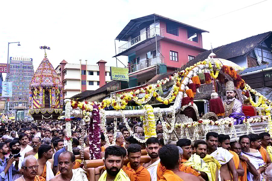 ಶೃಂಗೇರಿ ಪಟ್ಟಣದಲ್ಲಿ ಶುಕ್ರವಾರ ಅಡ್ಡಪಲ್ಲಕ್ಕಿಯಲ್ಲಿ ಆಸೀನರಾದ ಶಾರದಾ ಮಠದ ಕಿರಿಯ ಗುರುಗಳಾದ ವಿಧುಶೇಖರಭಾರತೀ ಸ್ವಾಮೀಜಿಯ ಜೊತೆ ಶಾರದಾ ದೇವಿಯ ಮಹಾರಥೋತ್ಸವ ರಾಜಬೀದಿಯಲ್ಲಿ ಬರುತ್ತಿರುವುದು                                     –ರಾಘವೇಂದ್ರ ಕೆ.ಎನ್ 