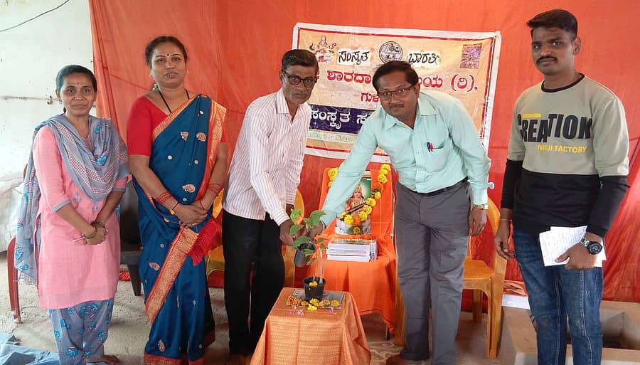 ಗುಳೇದಗುಡ್ಡದಲ್ಲಿ ನಡೆದ 10 ದಿನಗಳ ಸಂಸ್ಕøತ ಸಂಭಾಷಣಾ ಶಿಬಿರವನ್ನು ಅಧ್ಯಕ್ಷ ಸಂಗಮೇಶ ಉಂಕಿ ಉದ್ಘಾಟಿಸಿದರು.
