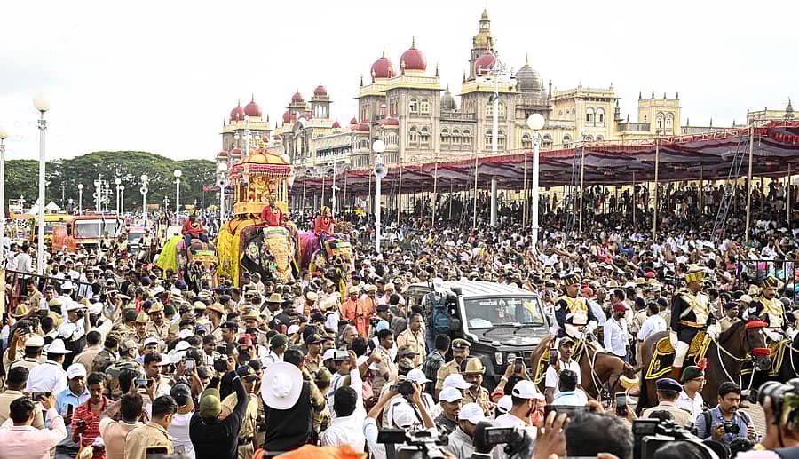 ಮೈಸೂರು ದಸರಾ ಅಂಗವಾಗಿ ಗುರುವಾರ ನಡೆದ ಜಂಬೂಸವಾರಿ ವೀಕ್ಷಿಸಲು ಅರಮನೆ ಆವರಣದಲ್ಲಿ ಜನರು ಅಪಾರ ಸಂಖ್ಯೆಯಲ್ಲಿ ನೆರೆದಿದ್ದರು– ಪ್ರಜಾವಾಣಿ ಚಿತ್ರ