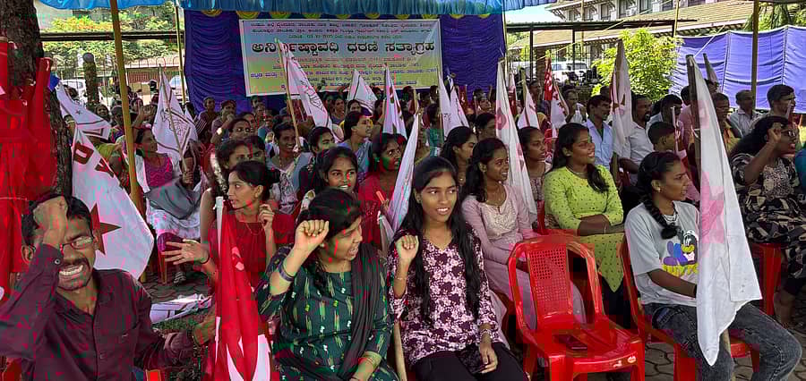 ಜಿಲ್ಲಾಧಿಕಾರಿ ಕಚೇರಿ ಮುಂಭಾಗದಲ್ಲಿ ಶುಕ್ರವಾರ ಅನಿರ್ದಿಷ್ಟಾವಧಿ ಧರಣಿ ನಡೆಯಿತು