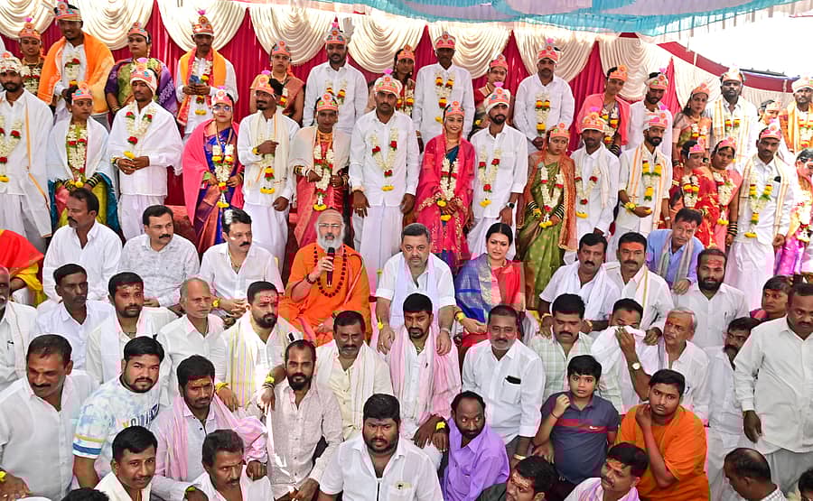 ದಾವಣಗೆರೆಯ ದುರ್ಗಂಬಿಕಾ ದೇವಸ್ಥಾನದಲ್ಲಿ ಶುಕ್ರವಾರ ನಡೆದ ಕಾರ್ಯಕ್ರಮದಲ್ಲಿ ವಧು–ವರರು ದಾಂಪತ್ಯ ಜೀವನಕ್ಕೆ ಕಾಲಿಟ್ಟರು. ಓಂಕಾರ ಶಿವಾಚಾರ್ಯ ಸ್ವಾಮೀಜಿ, ಜಿಲ್ಲಾ ಉಸ್ತುವಾರಿ ಸಚಿವ ಎಸ್.ಎಸ್. ಮಲ್ಲಿಕಾರ್ಜುನ್, ಸಂಸದೆ ಡಾ.ಪ್ರಭಾ ಮಲ್ಲಿಕಾರ್ಜುನ್ ಇದ್ದಾರೆ –ಪ್ರಜಾವಾಣಿ ಚಿತ್ರ