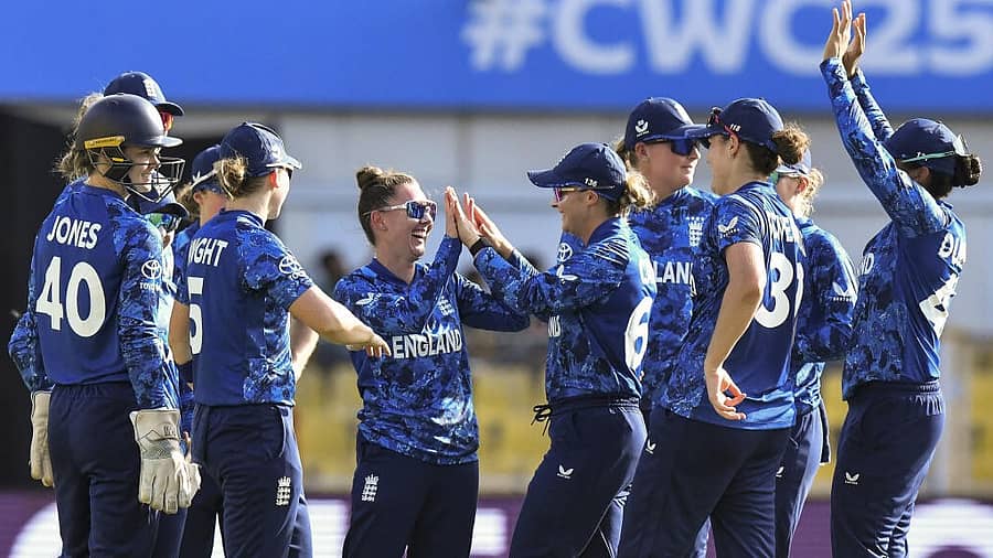 <div class="paragraphs"><p>ದಕ್ಷಿಣ ಆಫ್ರಿಕಾ ಎದುರು ವಿಕೆಟ್ ಪಡೆದ ಸಂಭ್ರಮದಲ್ಲಿ ಇಂಗ್ಲೆಂಡ್ ವನಿತೆಯರು</p></div>