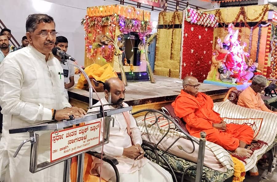 <div class="paragraphs"><p><strong>ಬೀಳಗಿ ತಾಲ್ಲೂಕಿನ ನಾಗರಾಳ ಕಪ್ಪರ ಪಡಿಯಮ್ಮದೇವಿ ದೇವಸ್ಥಾನದಲ್ಲಿ ಏರ್ಪಡಿಸಿದ ನವರಾತ್ರಿ ಉತ್ಸವದಲ್ಲಿ ಭಾಗವಹಿಸಿ ವಿಧಾನ ಪರಿಷತ್ ಸದಸ್ಯ ಹನಮಂತ ನಿರಾಣಿ ಮಾತನಾಡಿದರು.</strong></p></div>