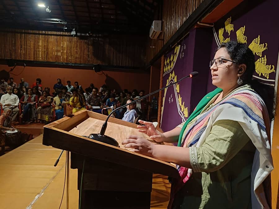 ಸಾಗರ ಸಮೀಪದ ಹೆಗ್ಗೋಡಿನಲ್ಲಿ ನೀನಾಸಂ ಆಯೋಜಿಸಿರು ‘ಕಲೆಗಳ ಸಂಗಡ ಮಾತುಕತೆ’ ಕಾರ್ಯಕ್ರಮದಲ್ಲಿ ರೈತ ಹೋರಾಟಗಾರ್ತಿ ಚುಕ್ಕಿ ನಂಜುಂಡಸ್ವಾಮಿ ಶುಕ್ರವಾರ ಮಾತನಾಡಿದರು