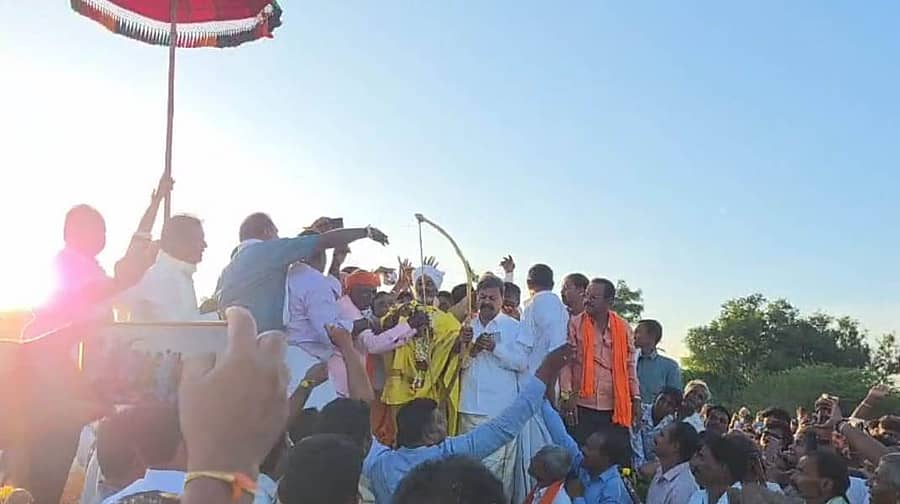 ಹೊನ್ನಾಳಿ ತಾಲ್ಲೂಕಿನ ಮಾರಿಕೊಪ್ಪ ಗ್ರಾಮದಲ್ಲಿ ಹಳದಮ್ಮ ದೇವಿಯ ಬನ್ನಿ ಉತ್ಸವಕ್ಕೂ ಮುನ್ನ ಪ್ರಧಾನ ಅರ್ಚಕ ಹಾಲನಗೌಡ ಅವರು ಬಾಣ ಹೂಡಿದರು