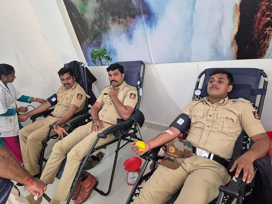 ಶಿವಮೊಗ್ಗದಲ್ಲಿ ಅರಣ್ಯ ಇಲಾಖೆಯ ಶಿವಮೊಗ್ಗ ವನ್ಯಜೀವಿ ವಿಭಾಗದ ಸಿಬ್ಬಂದಿ ಶುಕ್ರವಾರ ರಕ್ತದಾನ ಮಾಡಿದರು