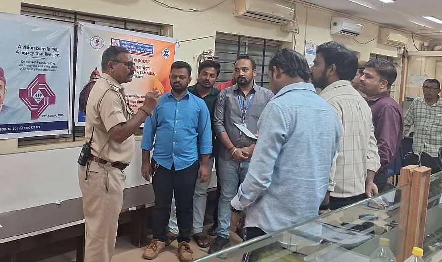 ಹುಬ್ಬಳ್ಳಿಯ ಬ್ಯಾಂಕ್‌ವೊಂದಕ್ಕೆ ಪೊಲೀಸ್‌ ಸಿಬ್ಬಂದಿ ಭೇಟಿ ನೀಡಿ, ಅಲ್ಲಿಯ ಸಿಬ್ಬಂದಿ ಜೊತೆ ಚರ್ಚಿಸಿದರು