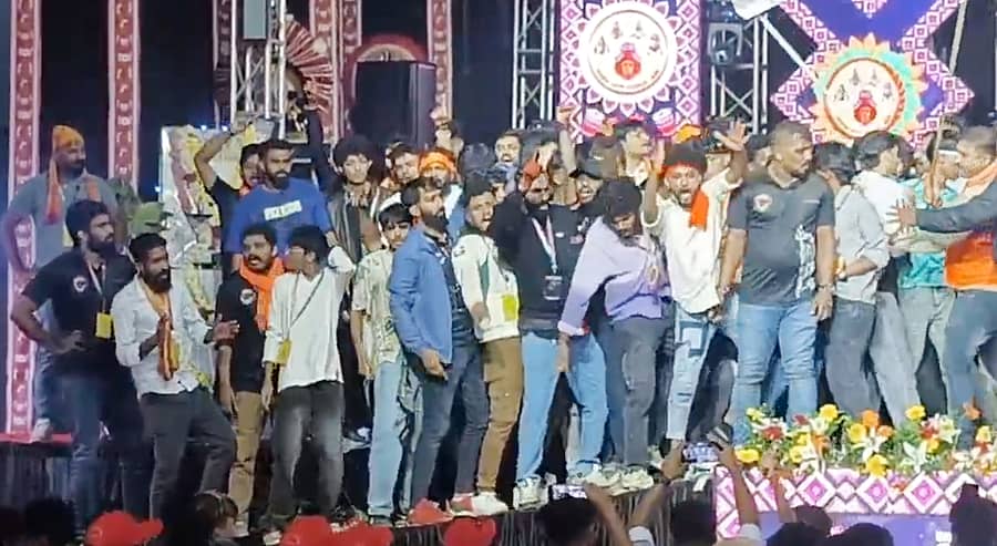 <div class="paragraphs"><p>ಮಡಿಕೇರಿ ದಸರಾ ವೇದಿಕೆಯಲ್ಲಿ ಪ್ರತಿಭಟನೆ</p></div>