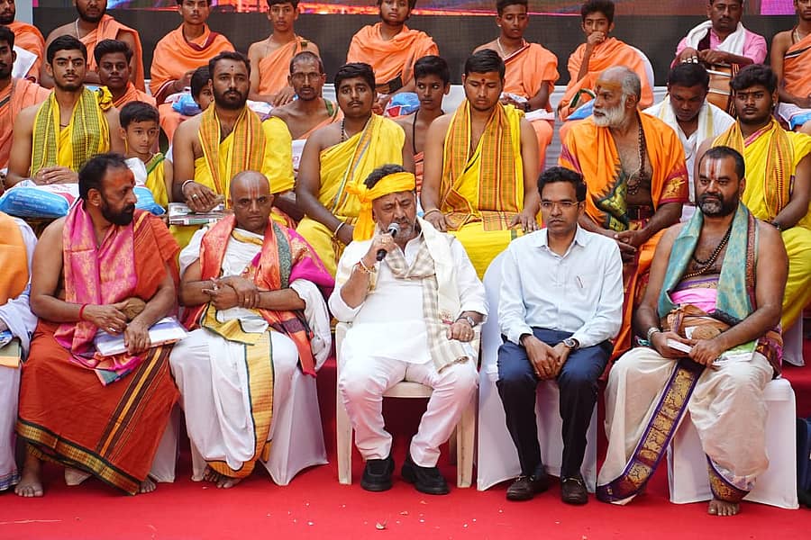 ಕಾವೇರಿ ಆರತಿ ನೆರವೇರಿಸಿದ ಪಂಡಿತರು ಹಾಗೂ ಪುರೋಹಿತರನ್ನು ಸನ್ಮಾನಿಸಿದ ಬಳಿಕ ಡಿ.ಕೆ. ಶಿವಕುಮಾರ್‌ ಮಾತನಾಡಿದರು 