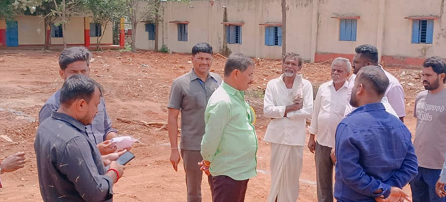 ಮಾಗಡಿ ಜೂನಿಯರ್ ಕಾಲೇಜು ಮೈದಾನದಲ್ಲಿ ₹17ಕೋಟಿ ವೆಚ್ಚದಲ್ಲಿ ನಿರ್ಮಾಣ ಆಗಲಿರುವ ಕುವೆಂಪು ರಂಗ ಮಂದಿರ ನಿರ್ಮಾಣವನ್ನು ಶಾಸಕ ಎಚ್.ಸಿ.ಬಾಲಕೃಷ್ಣ ಪರಿಶೀಲಿಸಿದರು