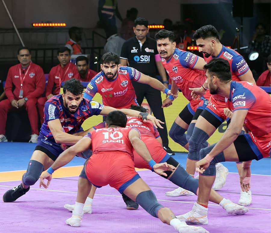 ದಬಾಂಗ್ ಡೆಲ್ಲಿ ತಂಡದ ರೇಡರ್‌ನನ್ನು ಹಿಡಿಯಲು ಯುಪಿ ಯೋಧಾಸ್‌ ಆಟಗಾರರು ವ್ಯೂಹ ರಚಿಸಿದ್ದು ಹೀಗೆ...