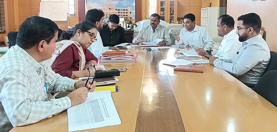 ರಾಮನಗರದ ಜಿಲ್ಲಾಧಿಕಾರಿ ಕಚೇರಿಯಲ್ಲಿ ನಡೆದ ಸಾಮಾಜಿಕ ಮತ್ತು ಶೈಕ್ಷಣಿಕ ಸಮೀಕ್ಷೆಯ ಪ್ರಗತಿ ಪರಿಶೀಲನಾ ಸಭೆಯಲ್ಲಿ  ಹಿಂದುಳಿದ ವರ್ಗಗಳ ಆಯೋಗದ ಸದಸ್ಯ ಜೆ.ಎನ್. ಶ್ರೀಕಂಠಯ್ಯ ಮಾತನಾಡಿದರು. ಜಿಲ್ಲಾಧಿಕಾರಿ ಯಶವಂತ್ ವಿ. ಗುರುಕರ್, ಜಿ.ಪಂ. ಸಿಇಒ ಅನ್ಮೋಲ್ ಜೈನ್, ಎಡಿಸಿ ಆರ್. ಚಂದ್ರಯ್ಯ, ಎಸಿ ಬಿನೊಯ್ ಹಾಗೂ ಇತರರು ಇದ್ದಾರೆ