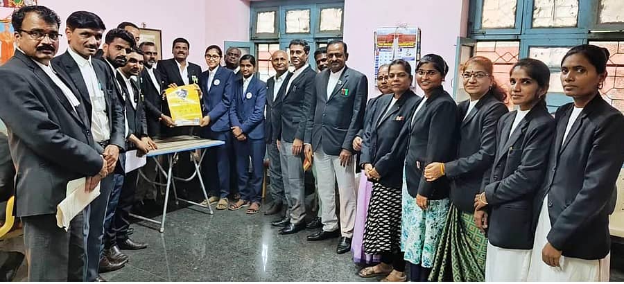 ಹುಕ್ಕೇರಿ ನ್ಯಾಯಾಲಯದ ಇ ಲೈಬ್ರರಿಯಲ್ಲಿ ‘ಸೈಬರ್ ವಂಚನೆ ಮತ್ತು ಸುರಕ್ಷತೆ ಅರಿವು’ ಮೂಡಿಸುವ ಕಾರ್ಯಾಗಾರದಲ್ಲಿ ವಕೀಲರು ಪಾಲ್ಗೊಂಡರು
