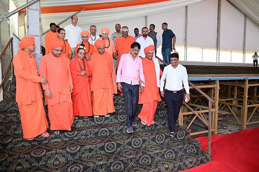 ಬೆಂಗಳೂರು ಅರಮನೆ ಮೈದಾನದ ಗಾಯತ್ರಿ ವಿಹಾರದಲ್ಲಿ ಬಸವ ಸಂಸ್ಕೃತಿ ಅಭಿಯಾನದ ಸಮಾರೋಪ ಸಮಾರಂಭದ  ಸಿದ್ಧತೆಗಳನ್ನು ಲಿಂಗಾಯತ ಮಠಾಧಿಪತಿಗಳ ಒಕ್ಕೂಟದ ಅಧ್ಯಕ್ಷ ಬಸವಲಿಂಗ ಪಟ್ಟದ್ದೇವರು ನೇತೃತ್ವದಲ್ಲಿ ವಿವಿಧ ಸ್ವಾಮೀಜಿಗಳು ಪರಿಶೀಲಿಸಿದರು