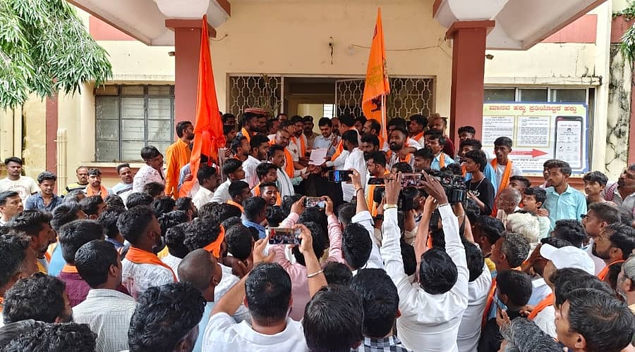 ಶಿರಹಟ್ಟಿಯಲ್ಲಿ ಹಿಂದೂಪರ ಸಂಘಟನೆಗಳ ಒಕ್ಕೂಟದ ವತಿಯಿಂದ ತಹಶೀಲ್ದಾರ್ ಕೆ. ರಾಘವೇಂದ್ರ ರಾವ್ ಅವರಿಗೆ ಶುಕ್ರವಾರ ಮನವಿ ಸಲ್ಲಿಸಲಾಯಿತು