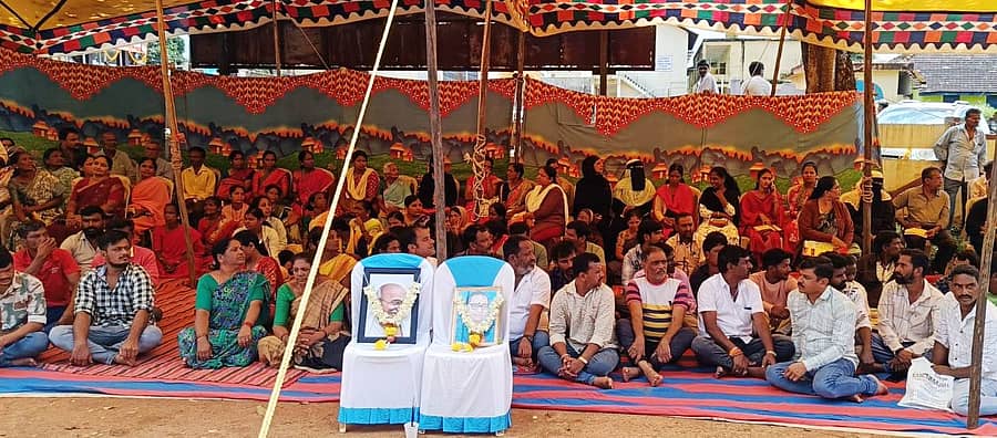 ಮೂಡಿಗೆರೆ ತಾಲ್ಲೂಕಿನ ಹೆಸ್ಗಲ್ ಗ್ರಾಮ ಪಂಚಾಯಿತಿ ವ್ಯಾಪ್ತಿಯ ನಿವೇಶನ ರಹಿತರು ವಿವಿಧ ಬೇಡಿಕೆಗಳನ್ನು ಈಡೇರಿಸುವಂತೆ ಒತ್ತಾಯಿಸಿ ಶುಕ್ರವಾರ ತಾಲ್ಲೂಕು ಕಚೇರಿ ಎದುರಿನಲ್ಲಿ ಪ್ರತಿಭಟನೆ ನಡೆಸಿದರು