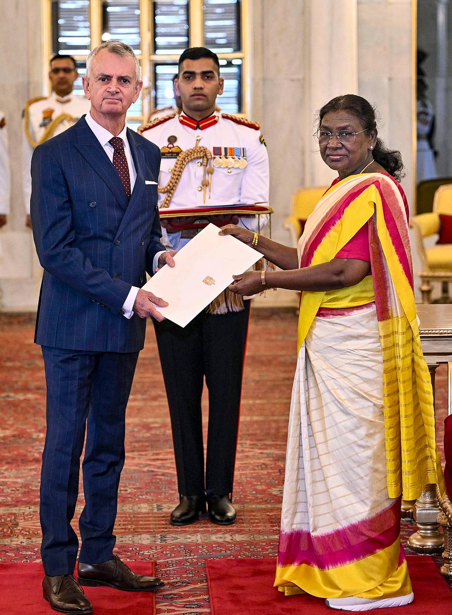 <div class="paragraphs"><p>ರಾಷ್ಟ್ರಪತಿ ದ್ರೌಪದಿ ಮುರ್ಮು ಅವರು ಕೆನಡಾದ ನೂತನ ಹೈಕಮಿಷನರ್ ಕ್ರಿಸ್ಟೋಫರ್ ಕೂಟರ್ ಅವರಿಂದ ಶುಕ್ರವಾರ ಪರಿಚಯ ಪತ್ರ ಸ್ವೀಕರಿಸಿದರು –ಪಿಟಿಐ ಚಿತ್ರ </p></div>