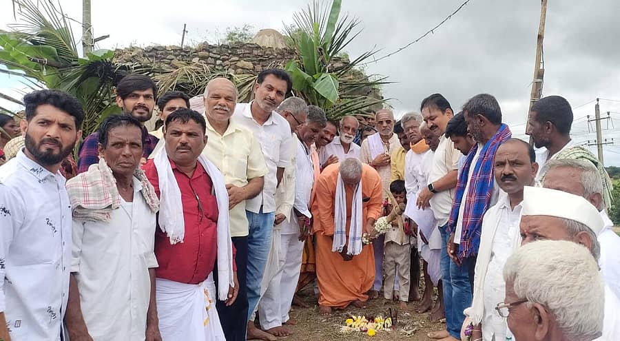 <div class="paragraphs"><p><strong>ಶಿಗ್ಗಾವಿ ಪಟ್ಟಣದಲ್ಲಿ ಗುರುವಾರ ತ್ರಿಮೂರಲಿಂಗೇಶ್ವರ ದೇವಸ್ಥಾನದ ನೂತನ ಕಟ್ಟಡದ ಭೂಮಿ ಪೂಜೆಗೆ ವಿರಕ್ತಮಠದ ಸಂಗನಬಸವ ಸ್ವಾಮೀಜಿ ಚಾಲನೆ ನೀಡಿದರು.</strong></p></div>