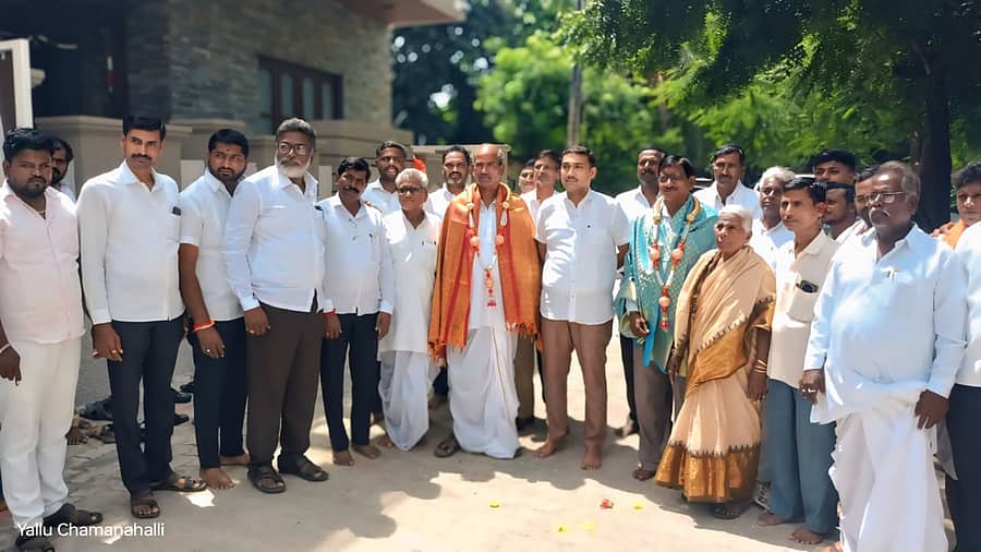ಯಾದಗಿರಿ ತಾಲ್ಲೂಕು ಕೃಷಿ ಉತ್ಪನ್ನ ಮಾರುಕಟ್ಟೆ ಸಮಿತಿಯ ನೂತನ ಅಧ್ಯಕ್ಷ ಹಣಮಂತ ಅಕ್ಕಿ ಬಂದಳ್ಳಿ ಹಾಗೂ ಉಪಾಧ್ಯಕ್ಷ ಬಸಣ್ಣಗೌಡ ಮೊಗದಂಪೂರ ಅವರನ್ನು ಸನ್ಮಾನ ಮಾಡಲಾಯಿತು