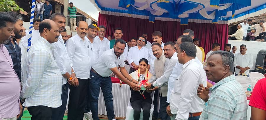 ಸುಂಟಿಕೊಪ್ಪ ಆಟೋ ರಿಕ್ಷಾ ಚಾಲಕರ ಮತ್ತು ಮಾಲೀಕರ ಸಂಘದ ವತಿಯಿಂದ ನಡೆದ ಆಯುಧ ಪೂಜಾ ಸಮಾರಂಭದಲ್ಲಿ ಸ್ಥಳಿಯ ಪ್ರತಿಭಾನ್ವಿತ ವಾಗ್ಮಿ ಶ್ರೀಶಾ ಅವರನ್ನು ಸನ್ಮಾನಿಸಿ ಗೌರವಿಸಲಾಯಿತು