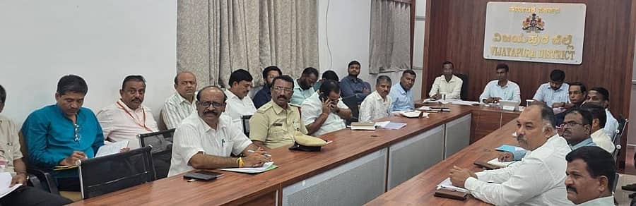 ವಿಜಯಪುರ ಜಿಲ್ಲಾಧಿಕಾರಿಗಳ ಕಚೇರಿ ಸಭಾಂಗಣದಲ್ಲಿ ಶುಕ್ರವಾರ ನಡೆದ ಜಿಲ್ಲಾ ವಿಪತ್ತು ನಿರ್ವಹಣಾ ಸಭೆಯಲ್ಲಿ ಜಿಲ್ಲಾಧಿಕಾರಿ ಡಾ.ಆನಂದ ಕೆ.ಮಾತನಾಡಿದರು