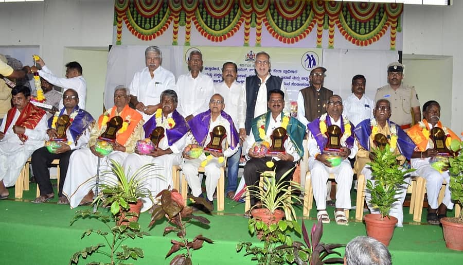 ಯಾದಗಿರಿಯಲ್ಲಿ ಶುಕ್ರವಾರ ನಡೆದ ವಿಶ್ವ ಹಿರಿಯ ನಾಗರಿಕರ ದಿನಾಚರಣೆ ಕಾರ್ಯಕ್ರಮದಲ್ಲಿ ಹಿರಿಯ ನಾಗರಿಕರಿಗೆ ಸನ್ಮಾನ ಮಾಡಲಾಯಿತು