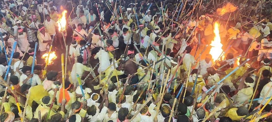 <div class="paragraphs"><p>ಕೋಲುಗಳಿಂದ ಹೊಡೆದಾಡಿಕೊಂಡ ಭಕ್ತರು</p></div>