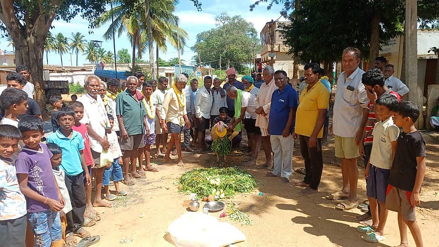 ಶಿಡ್ಲಘಟ್ಟ ತಾಲ್ಲೂಕಿನ ದೇವರಮಳ್ಳೂರು ಗ್ರಾಮದಲ್ಲಿ ‘ಅತ್ತೆ ಮಳೆ ಹೊಂಗಲು’ ಆಚರಣೆ ನಡೆಸಿದರು