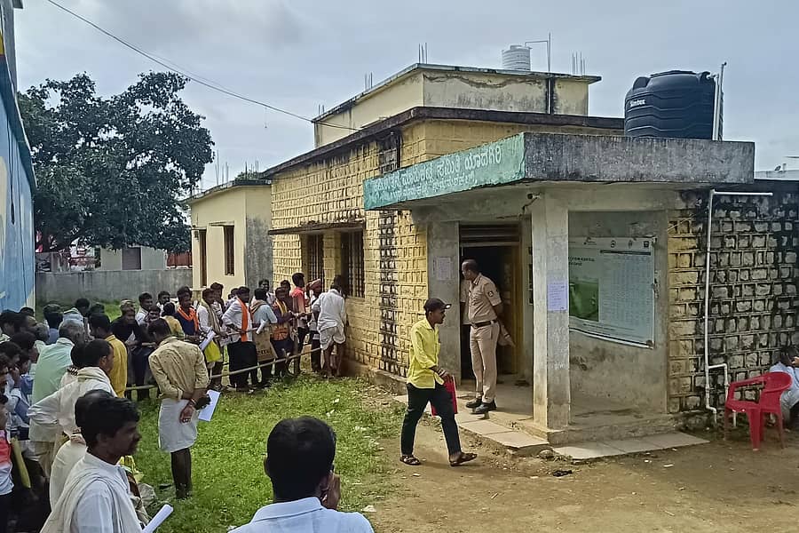 ಗುರುಮಠಕಲ್ ಪಟ್ಟಣದ ರೈತ ಸಂಪರ್ಕ ಕೇಂದ್ರದಲ್ಲಿ ಶೇಂಗಾ ಬೀಜ ಪಡೆಯಲು ಸರತಿಯಲ್ಲಿ ನಿಂತ ರೈತರು.