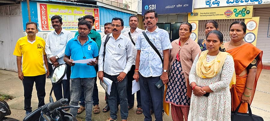 ಕುಣಿಗಲ್ ಪಟ್ಟಣದಲ್ಲಿ ಸಮೀಕ್ಷೆಗೆ ತೆರಳಿದ ಶಿಕ್ಷಕರು ಗೊಂದಲಗಳನ್ನು ಬಗೆಹರಿಸುವಂತೆ ಆಗ್ರಹಿಸಿ ಪ್ರತಿಭಟನೆ ನಡೆಸಿದರು