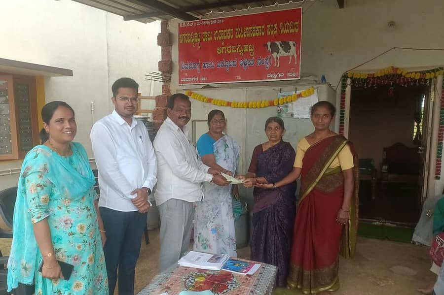 ಚನ್ನಗಿರಿ ತಾಲ್ಲೂಕು ಆಗರಬನ್ನಿಹಟ್ಟಿ ಗ್ರಾಮದಲ್ಲಿ ಶನಿವಾರ ಹಾಲು ಉತ್ಪಾದಕರ ಮಹಿಳಾ ಸಹಕಾರಿ ಸಂಘಗಳಿಗೆ ಶಿಮುಲ್ ನಿರ್ದೆಶಕ ಎಚ್.ಕೆ. ಬಸಪ್ಪ ಬಡ್ಡಿ ರಹಿತ ಸಾಲದ ಚೆಕ್ ಗಳನ್ನು ವಿತರಿಸಿದರು. ಸಂಜಯ್, ಕರಿಯಮ್ಮ ಇದ್ದರು.