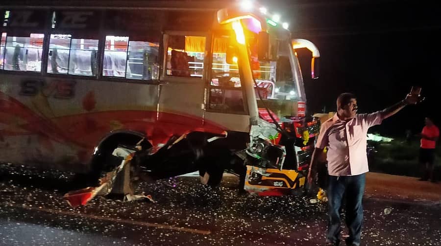 ತುಮಕೂರಿನ ಬೆಳಧರ ಬಳಿ ಶನಿವಾರ ಸಂಭವಿಸಿದ ಅಪಘಾತದಲ್ಲಿ ಬಸ್‌ ನಜ್ಜುಗುಜ್ಜಾಗಿರುವುದು
