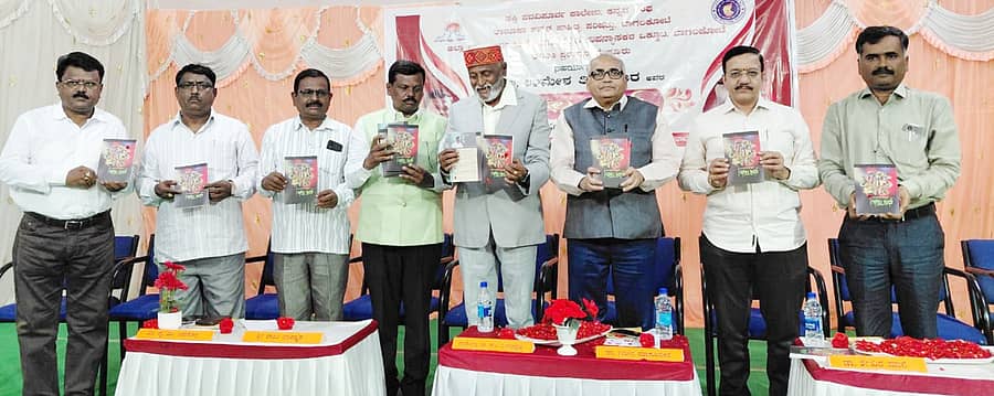 ಬಾಗಲಕೋಟೆಯಲ್ಲಿ ಭಾನುವಾರ ಜರುಗಿದ ಕಾರ್ಯಕ್ರಮದಲ್ಲಿ ಕಥೆಗಾರ ಉಮೇಶ ತಿಮ್ಮಾಪುರ ಅವರ ‘ಕಗ್ಗಲ್ಲ ಕ್ರಾಸ್’ ಕೃತಿಯನ್ನು ಲೇಖಕ ಕುಂ.ವೀರಭದ್ರಪ್ಪ ಬಿಡುಗಡೆಗೊಳಿಸಿದರು