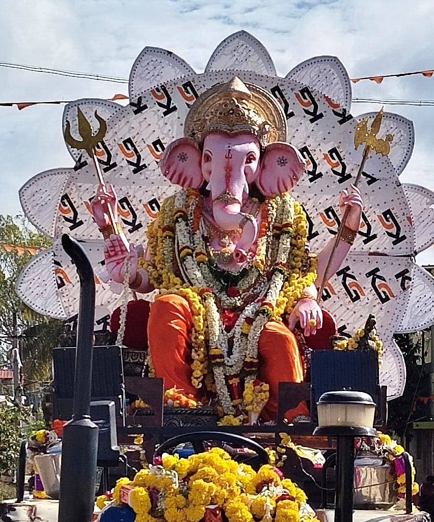 ಬೀರೂರು ಪಟ್ಟಣದ ಡಾ.ಎಲ್.ಆರ್. ನಂಜುಂಡಸ್ವಾಮಿ ರಂಗಮಂದಿರದಲ್ಲಿ ಪುರಸಭೆ ಹಾಗೂ ಮಿತ್ರ ಸಮಾಜದ ವತಿಯಿಂದ ಪ್ರತಿಷ್ಠಾಪಿಸಿದ್ದ ಸತ್ಯ ಗಣಪತಿ ಮೂರ್ತಿಯನ್ನು ಮೆರವಣಿಗೆ ಮೂಲಕ ಕೊಂಡೊಯ್ದು ವಿಸರ್ಜಿಸಲಾಯಿತು