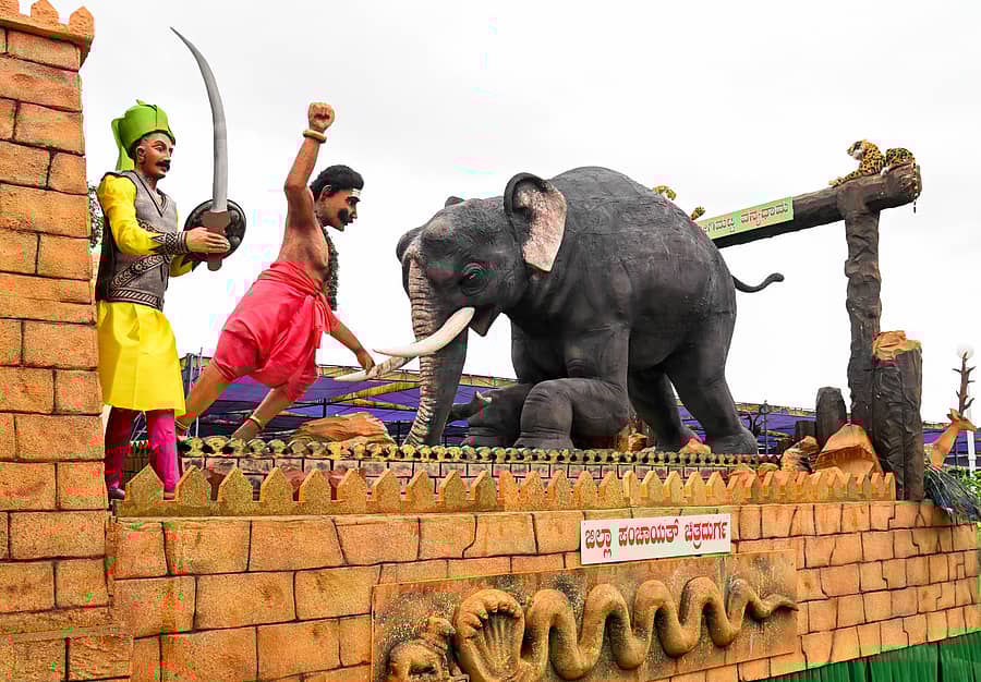 ಬೆಂಗಳೂರು ವಿಭಾಗದಲ್ಲಿ ಪ್ರಥಮ ಬಹುಮಾನ ಪಡೆದ ಚಿತ್ರದುರ್ಗ ಜಿಲ್ಲೆಯ ಸ್ತಬ್ಧಚಿತ್ರ