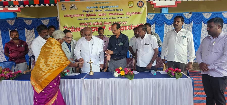 ಮೈಸೂರು ತಾಲ್ಲೂಕಿನ ದೊಡ್ಡಮಾರಗೌಡನಹಳ್ಳಿ ಗ್ರಾಮದಲ್ಲಿ ಯೂತ್ ಫಾರ್ ಮೈ ಭಾರತ್ ವಾರ್ಷಿಕ ವಿಶೇಷ ಶಿಬಿರವನ್ನು ಶಾಸಕ ಜಿ.ಟಿ.ದೇವೇಗೌಡ ಉದ್ಘಾಟಿಸಿದರು