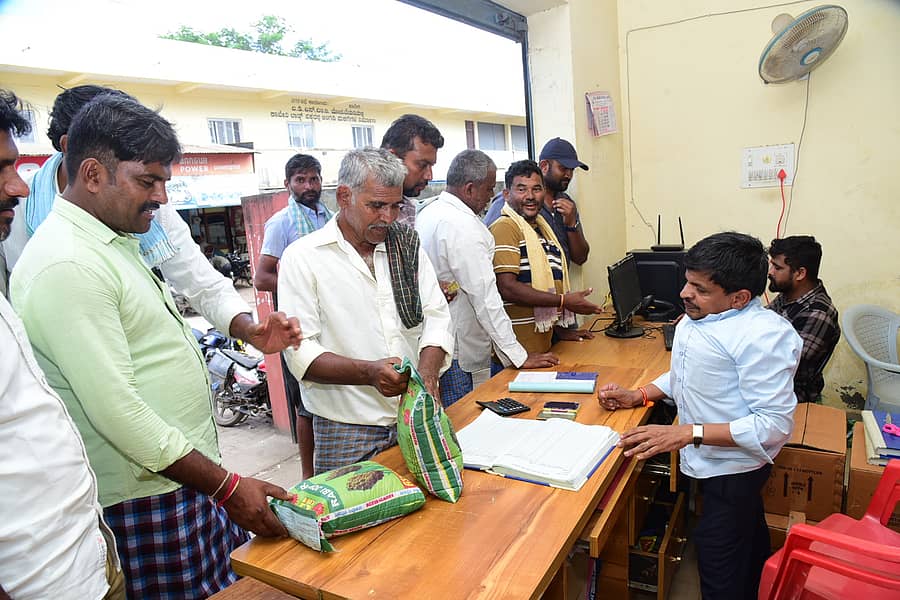 ಹಾವೇರಿಯ ರೈತ ಸಂಪರ್ಕ ಕೇಂದ್ರದಲ್ಲಿ ಸೇರಿದ್ದ ರೈತರು ಹಿಂಗಾರು ಹಂಗಾಮಿನ ಬಿತ್ತನೆಗಾಗಿ ಬೀಜಗಳನ್ನು ಖರೀದಿಸಿದರು