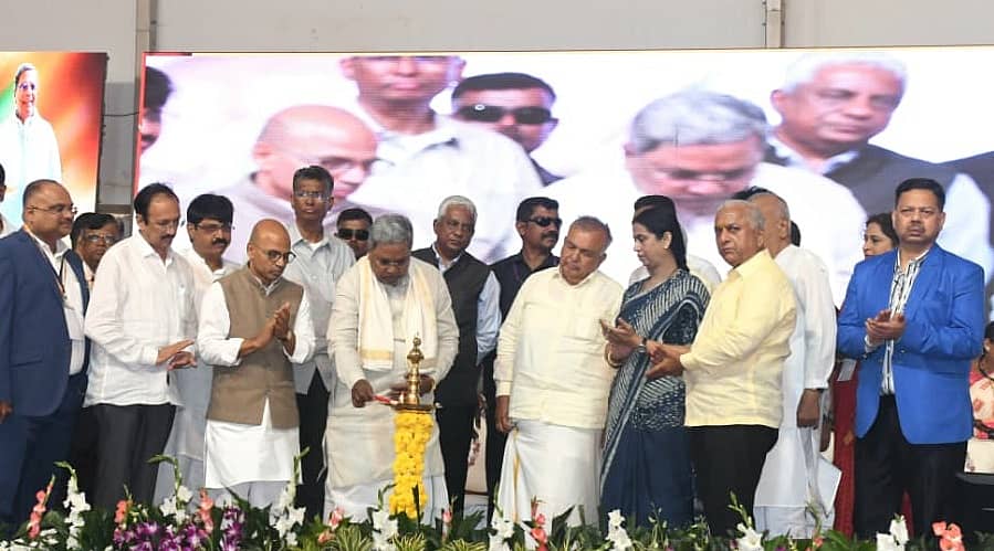 <div class="paragraphs"><p>ಬೆಳಗಾವಿಯಲ್ಲಿ ಶನಿವಾರ ನಡೆದ ಸೂಪರ್‌ ಸ್ಪೆಷಾಲಿಟಿ ಆಸ್ಪತ್ರೆ ಉದ್ಘಾಟನೆ ಹಾಗೂ ರಾಣಿ ಚನ್ನಮ್ಮ ವಿ.ವಿಯ ವಿವಿಧ ಕಾಮಗಾರಿಗಳ ಶಂಕುಸ್ಥಾಪನಾ ಸಮಾರಂಭದಲ್ಲಿ ಮುಖ್ಯಮಂತ್ರಿ ಸಿದ್ದರಾಮಯ್ಯ ದೀಪ ಬೆಳಗಿಸಿದರು </p></div>