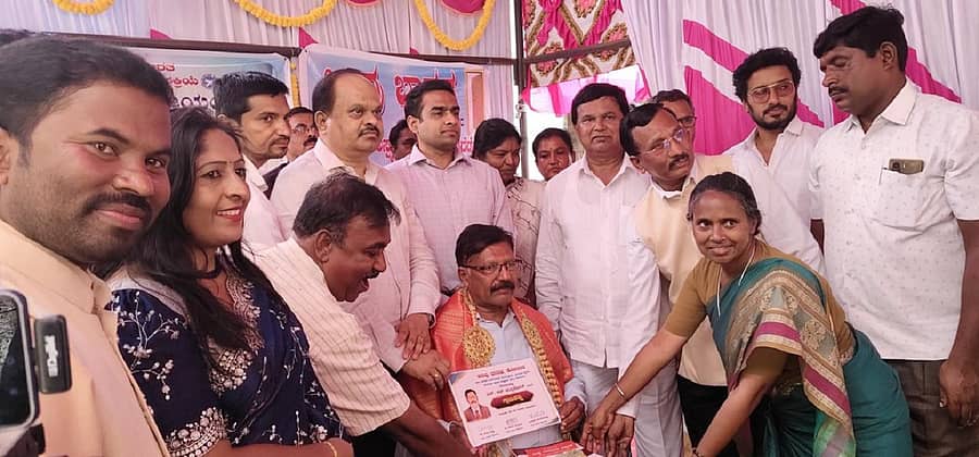 ಕೋಲಾರ ತಾಲ್ಲೂಕಿನ ನೆನಮನಹಳ್ಳಿಯಲ್ಲಿ ನಡೆದ ಸಹಭೋಜನ ಕಾರ್ಯಕ್ರಮದಲ್ಲಿ ಜಿಲ್ಲಾಧಿಕಾರಿ ಎಂ.ಆರ್.ರವಿ, ಜಿಲ್ಲಾ ಪೊಲೀಸ್‌ ವರಿಷ್ಠಾಧಿಕಾರಿ ನಿಖಿಲ್ ಬಿ. ಹಾಗೂ ಮುಖಂಡರು ಎನ್‌.ಆರ್.ಚಂದ್ರಶೇಖರ್‌ ಅವರನ್ನು ಸನ್ಮಾನಿಸಿದರು