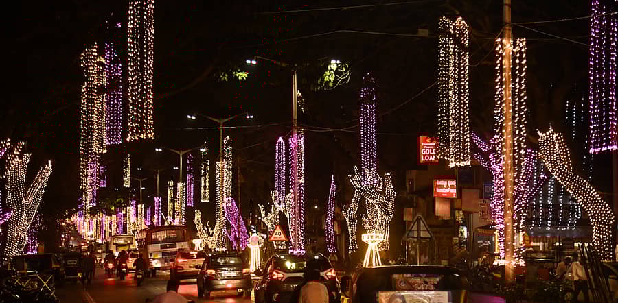 ಚಾಮರಾಜ ಜೋಡಿ ರಸ್ತೆಯು ದೀಪಾಲಂಕಾರದ ಬೆಳಕಲ್ಲಿ ಕಂಡ ಬಗೆ ಪ್ರಜಾವಾಣಿ ಚಿತ್ರ: ಅನೂಪ್ ರಾಘ ಟಿ.