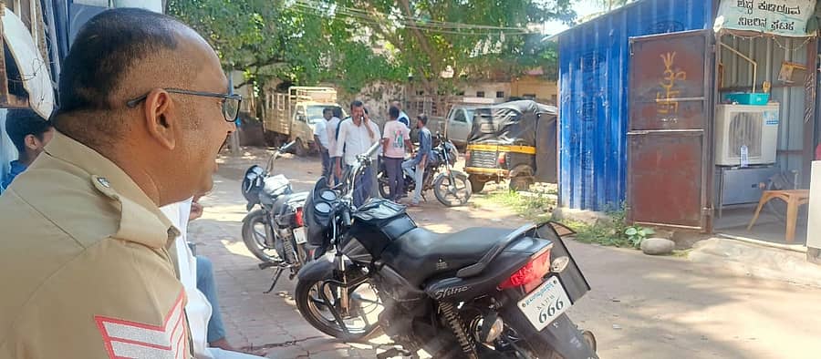 ಹೊಸಪೇಟೆಯ ಬಳ್ಳಾರಿ ರಸ್ತೆಯಲ್ಲಿ ಶನಿವಾರ ವಕ್ಫ್‌ಬೋರ್ಡ್‌ ವತಿಯಿಂದ ನಿವೇಶನವೊಂದರ ಸರ್ವೇ ನಡೆಸಿದ ವೇಳೆ ಸ್ಥಳೀಯರಿಂದ ವಿರೋಧ ವ್ಯಕ್ತವಾಯಿತು