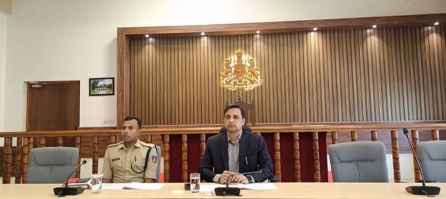 ಸಭೆಯಲ್ಲಿ ಜಿಲ್ಲಾ ಪೊಲೀಸ್ ವರಿಷ್ಠಾಧಿಕಾರಿ ಕೆ.ರಾಮರಾಜನ್ ಹಾಗೂ ಜಿಲ್ಲಾಧಿಕಾರಿ ವೆಂಕಟ್ ರಾಜಾ ಭಾಗವಹಿಸಿದ್ದರು