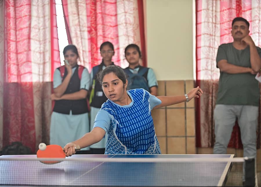 <div class="paragraphs"><p>ಜಿಎಫ್‌ಜಿಸಿ ಹೊಳಲ್ಕೆರೆ ತಂಡದ ಆಟಗಾರ್ತಿ ಪ್ರಕೃತಿ ವಿರುದ್ಧದ ಪಂದ್ಯದಲ್ಲಿ&nbsp;ಡಿಆರ್‌ಎಂ ಕಾಲೇಜು ತಂಡದ ಪ್ರಿಯಾಂಕ ಚೆಂಡನ್ನು ರಿಟರ್ನ್‌ ಮಾಡಲು ಮುಂದಾದ ರೀತಿ </p></div>